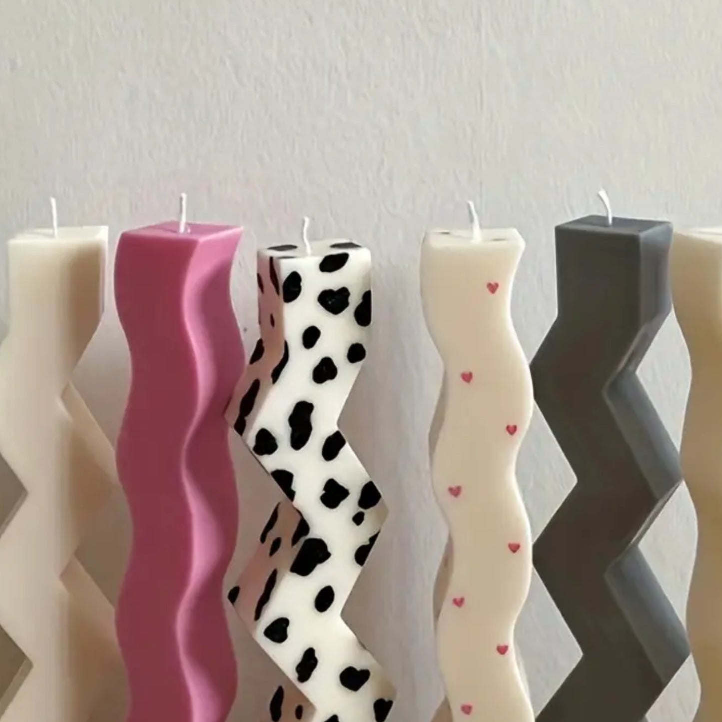 Dos moldes de velas altas en forma de zigzag y ondas