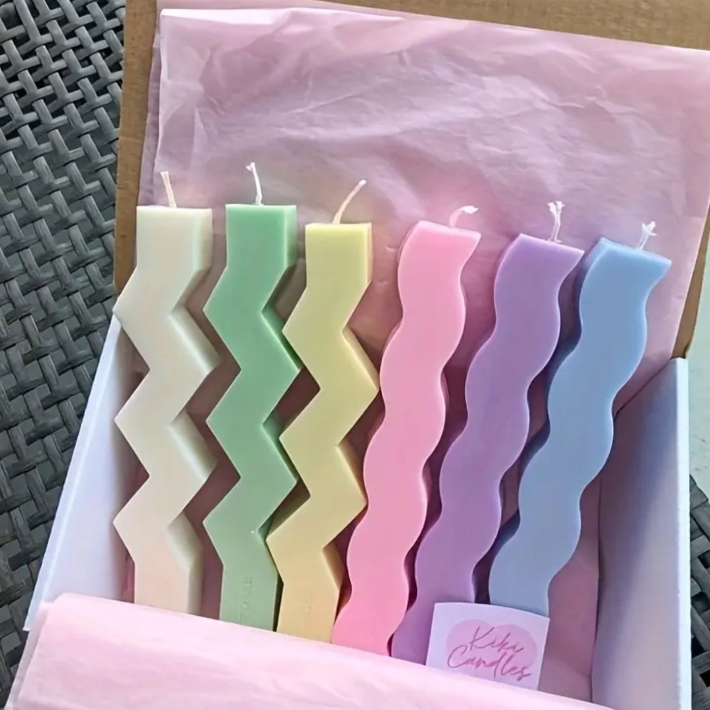 Dos moldes de velas altas en forma de zigzag y ondas