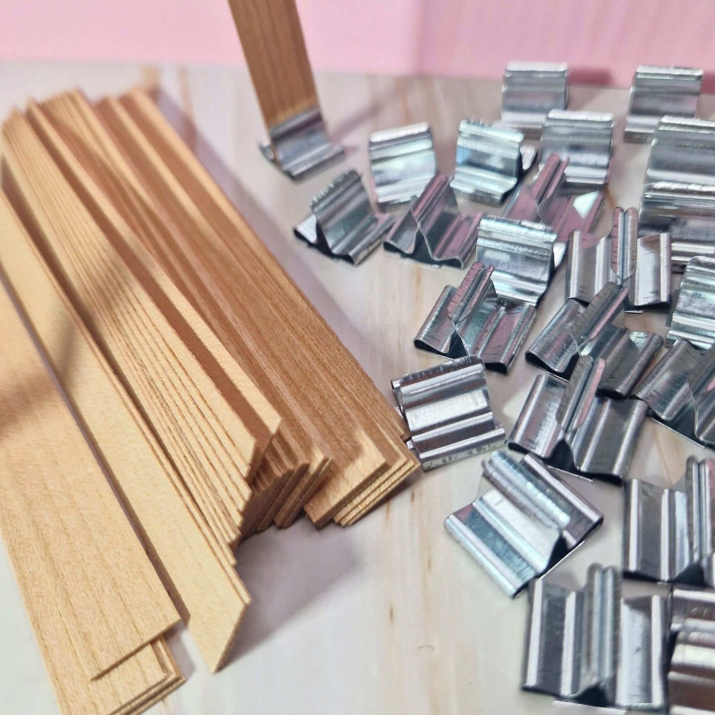 Paquete de 10 Mechas de madera natural con su base metálica para velas