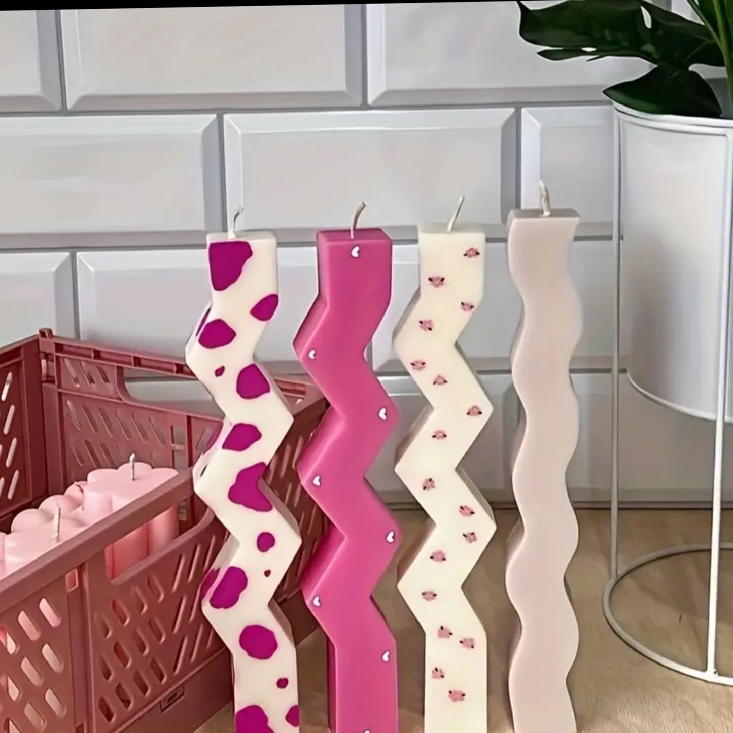 Dos moldes de velas altas en forma de zigzag y ondas